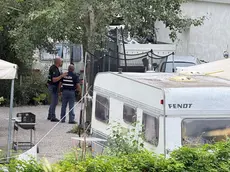 Il blitz della polizia al campo nomadi di via Longhin