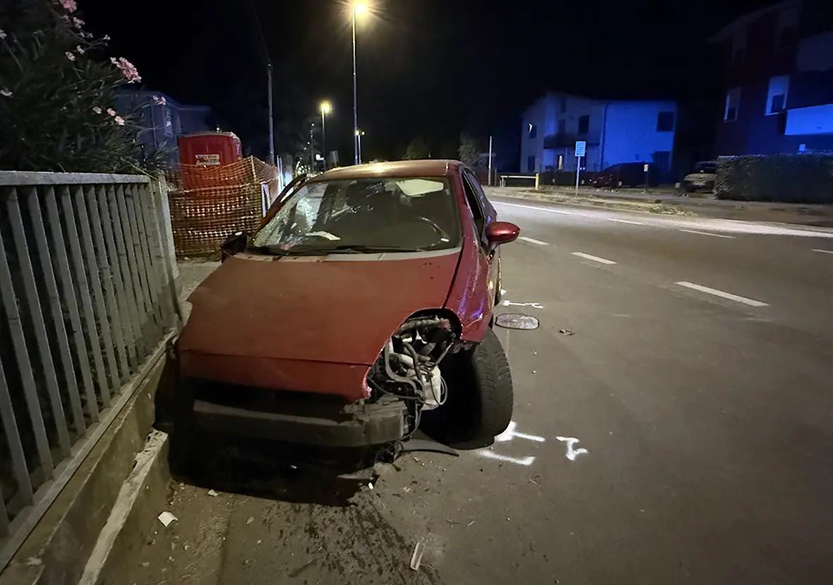 La Fiat Punto danneggiata dopo l'impatto (foto Nicola Piran)