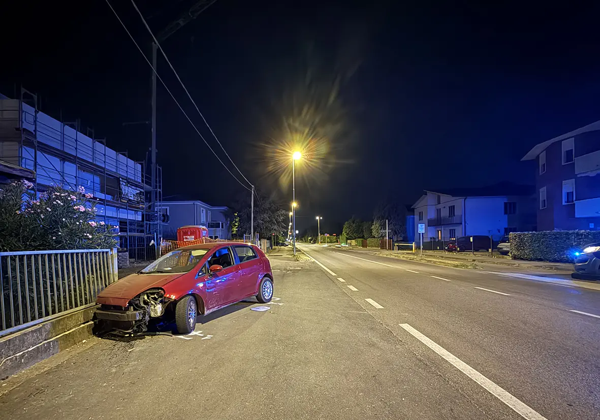 La Fiat Punto danneggiata dopo l'impatto (foto Nicola Piran)