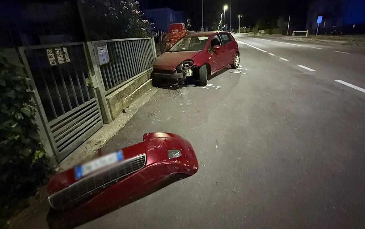 La Fiat Punto danneggiata dopo l'impatto (foto Nicola Piran)