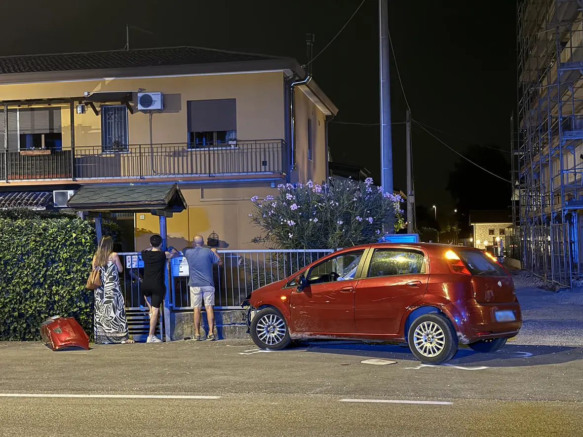 La Fiat Punto danneggiata dopo l'impatto (foto Nicola Piran)