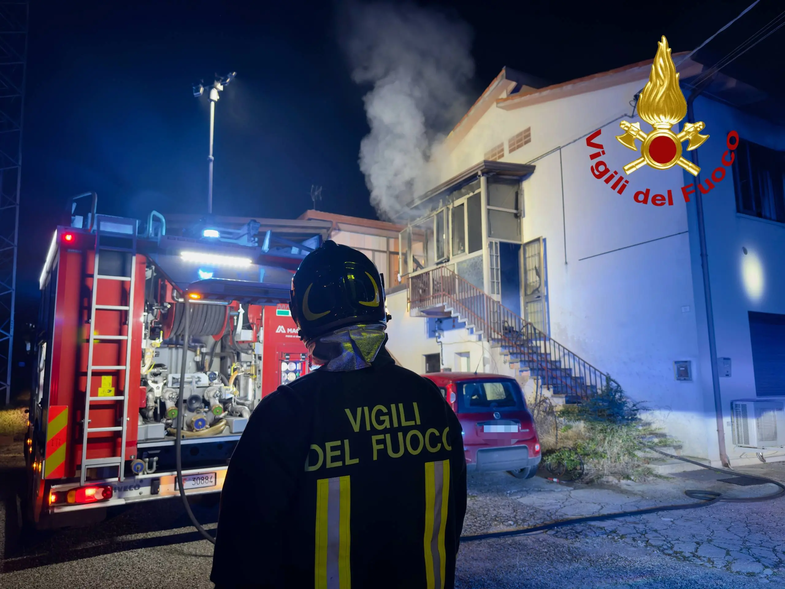 La casa rischia di bruciare, tre persone salvate dalla provvidenziale insonnia del vicino