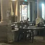 L'uomo mezzonudo addormentato sul plateatico del bar in via Roma a Padova
