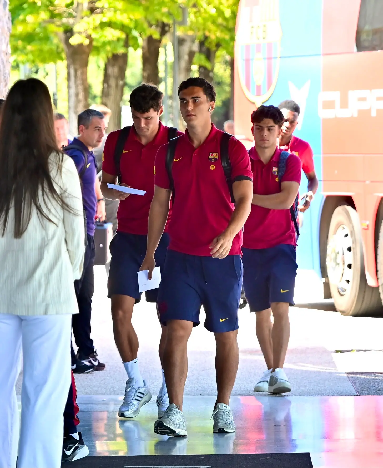 Udine torna a respirare aria di grande calcio europeo. Oggi va in scena la FVG Cup, il triangolare che mette di fronte l’Udinese di Runjaic, il Barcellona di Flick e il Nottingham Forest di Glasner. A un anno dalla Supercoppa europea, il Friuli si prepara così a un’altra serata internazionale. Intanto il bus del Barcellona è arrivato in città, accolto da decine di tifosi con bandiere, sciarpe e cartelloni pronti a salutare i campioni blaugrana (Foto Petrussi)