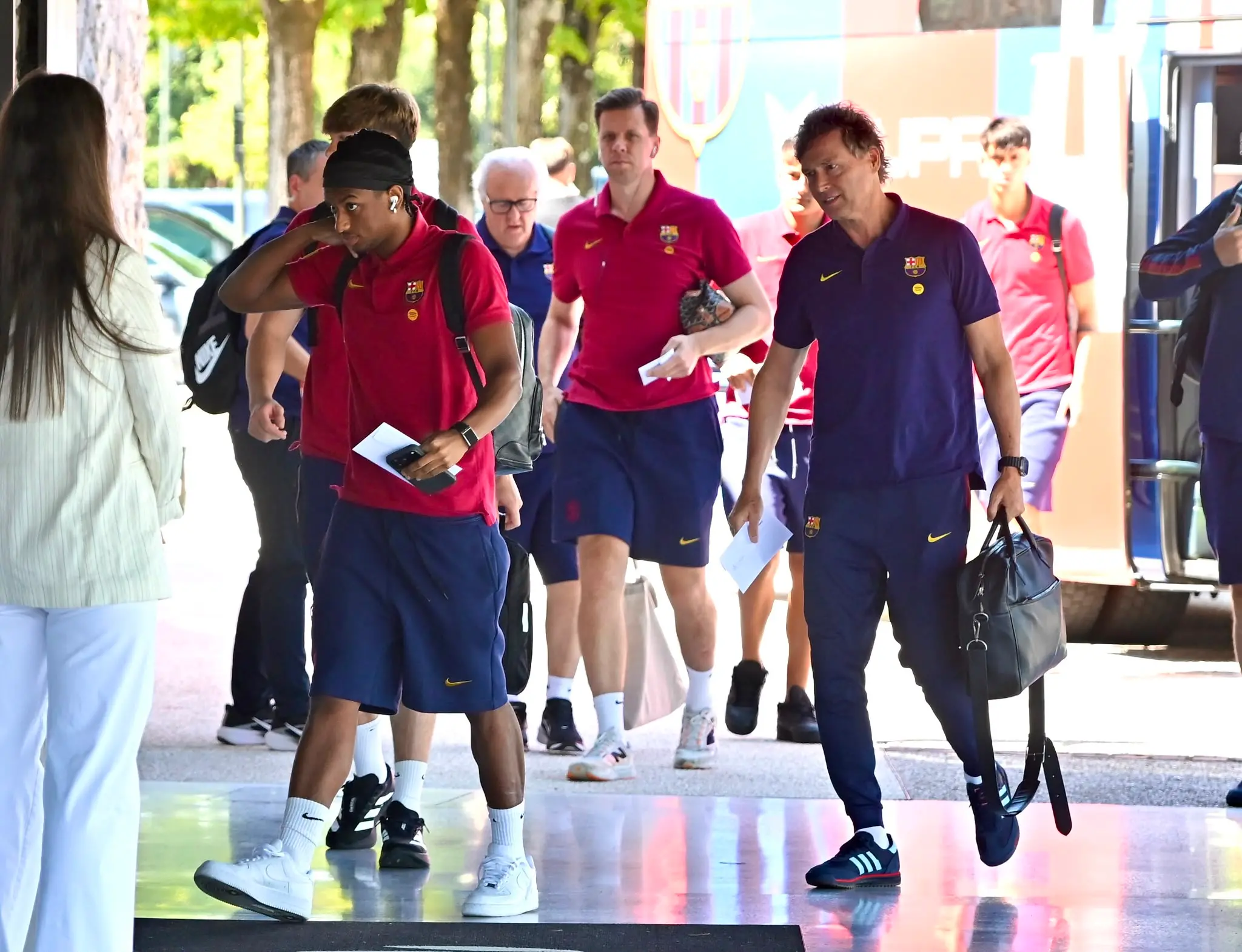 Udine torna a respirare aria di grande calcio europeo. Oggi va in scena la FVG Cup, il triangolare che mette di fronte l’Udinese di Runjaic, il Barcellona di Flick e il Nottingham Forest di Glasner. A un anno dalla Supercoppa europea, il Friuli si prepara così a un’altra serata internazionale. Intanto il bus del Barcellona è arrivato in città, accolto da decine di tifosi con bandiere, sciarpe e cartelloni pronti a salutare i campioni blaugrana (Foto Petrussi)