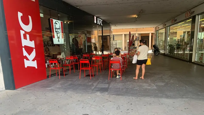Il plateatico di Kfc in galleria Garibaldi