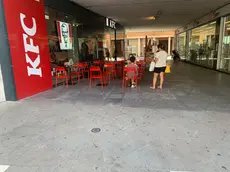 Il plateatico di Kfc in galleria Garibaldi