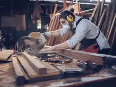 Un artigiano al lavoro
