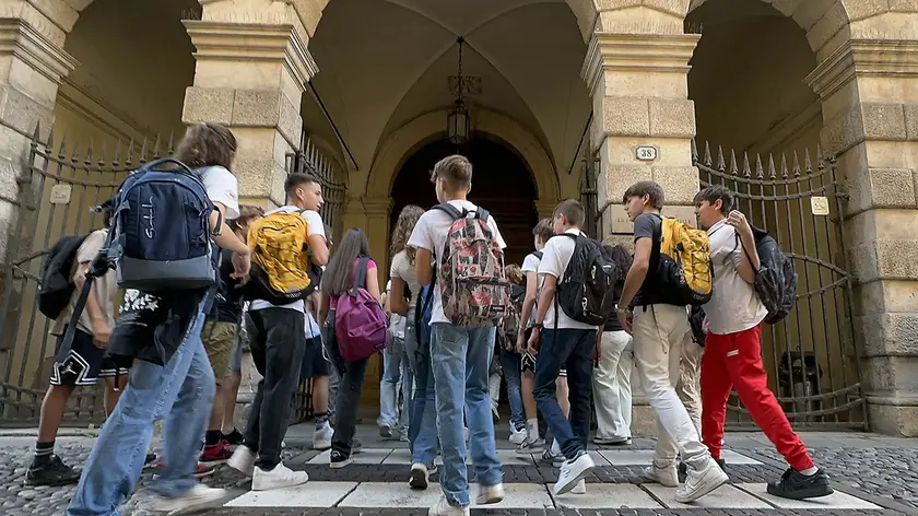 Gli studenti all'ingresso del liceo Nievo