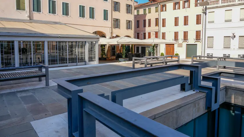 Città deserta e serrande abbassate a partire da piazza Cavour (Foto Bianchi)