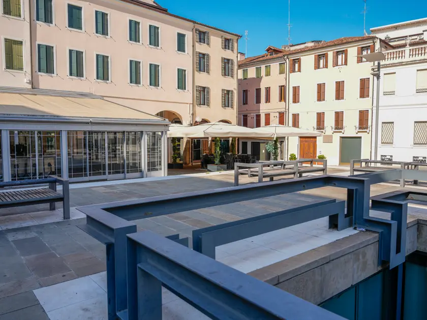 Città deserta e serrande abbassate a partire da piazza Cavour (Foto Bianchi)