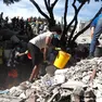 I volontari al lavoro tra le macerie in Colombia