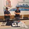 Gli oggetti sequestrati al rapinatore