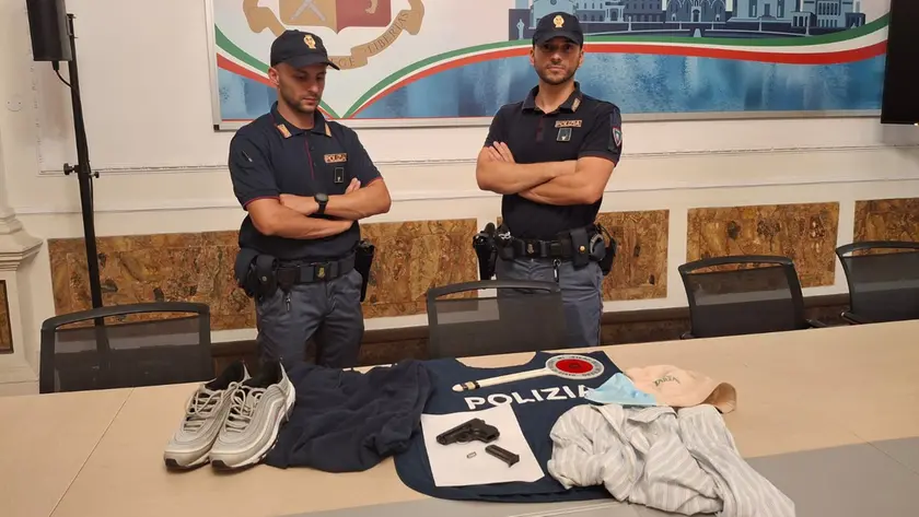 Gli oggetti sequestrati al rapinatore