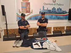 Gli oggetti sequestrati al rapinatore