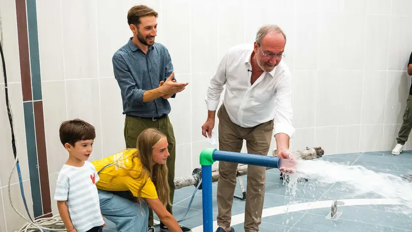 La cerimonia con cui si è aperta l’acqua per riempire la grande piscina di Phi12 a Turri