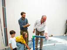 La cerimonia con cui si è aperta l’acqua per riempire la grande piscina di Phi12 a Turri