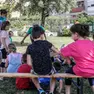 Alcuni bambini partecipano a un centro estivo