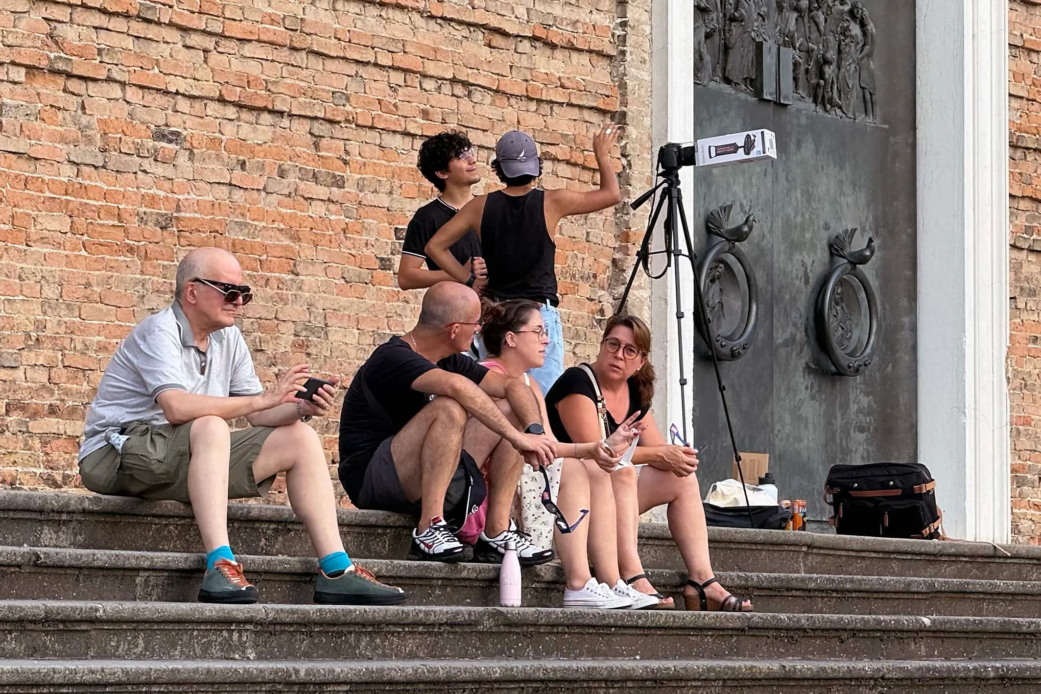 Maschere da saldatore, maxi lenti, filtri e occhi puntati verso il cielo: a Padova, Treviso e Venezia in tanti si sono fermati per osservare l’eclissi di Sole del 12 agosto Nelle piazze e lungo le strade è scattata la caccia al punto migliore per non perdersi lo spettacolo. Ecco le immagini