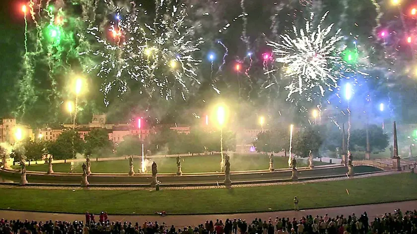 I tradizionali fuochi di Ferragosto in Prato della Valle a Padova