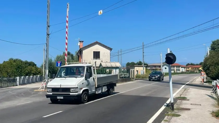 Il passaggio a livello di via Commerciale a Fratte