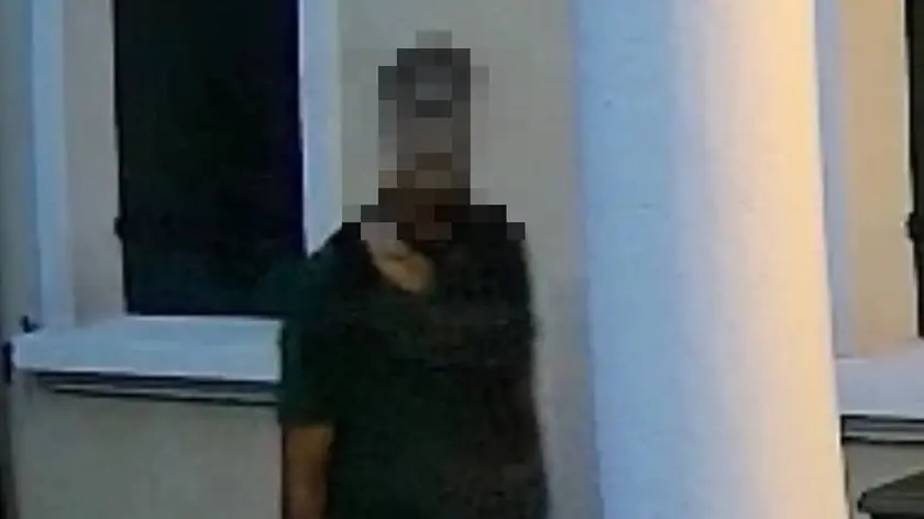 Le immagini della videosorveglianza diffuse dalla derubata