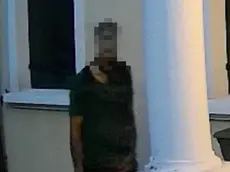 Le immagini della videosorveglianza diffuse dalla derubata