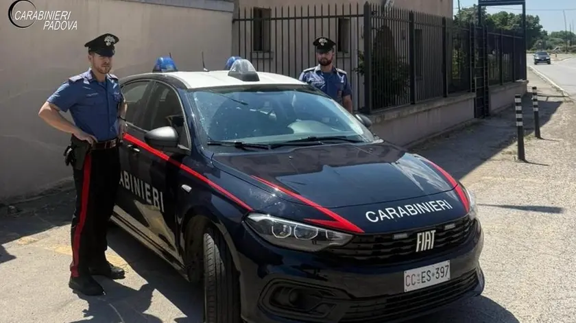 I due ladri sono stati denunciati dai carabinieri