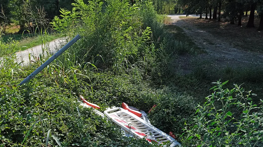 La transenna abbattuta