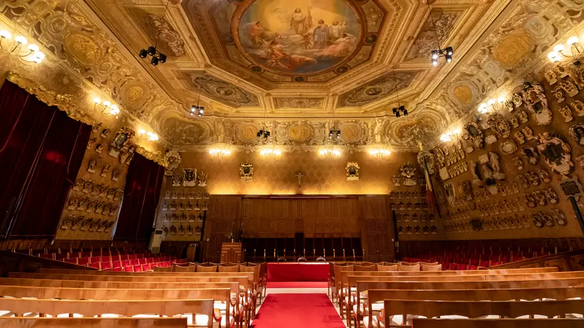 https://images.mattinopadova.it/view/acePublic/alias/contentid/1t43gohnlyxa0e83umj/0/stampa_aulamagna-foto-andreadepadova.webp?f=16%3A9&amp;w=840