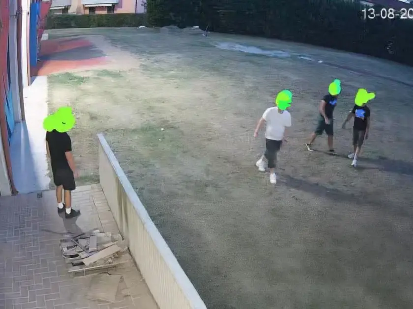 I quattro vandali nei frame diffusi dal sindaco Tonazzo