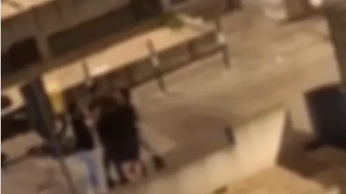 Un frame del video della rissa tra rider in piazza De Gasperi