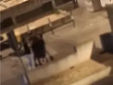 Un frame del video della rissa tra rider in piazza De Gasperi