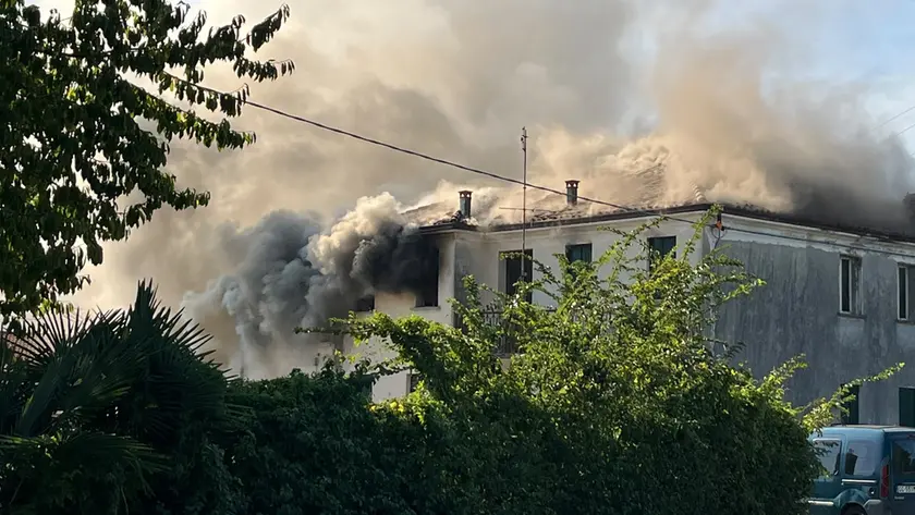 L'abitazione andata a fuoco in via Fermi a Campo San Martino