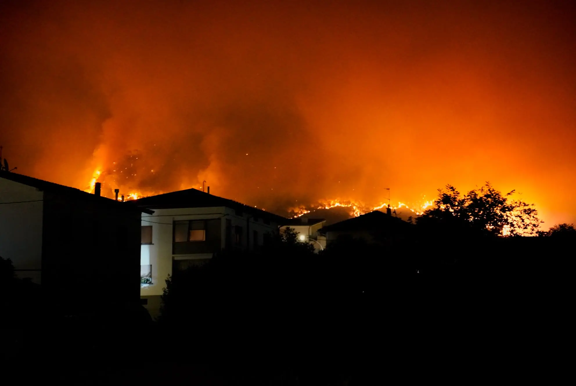 Il fuoco nella notte, il fumo di giorno. L’Amariana e l’Amarianute continuano a bruciare mentre Vigili del fuoco, Protezione civile, volontari e mezzi aerei lavorano senza sosta per contenere gli incendi. Le immagini che ci stanno arrivando in redazione, sono centinaia quelle dei lettori, raccontano ore difficili per la Carnia: boschi in fiamme, versanti coperti dal fumo e lo sguardo di chi, da valle, continua a seguire l’avanzata del fuoco.