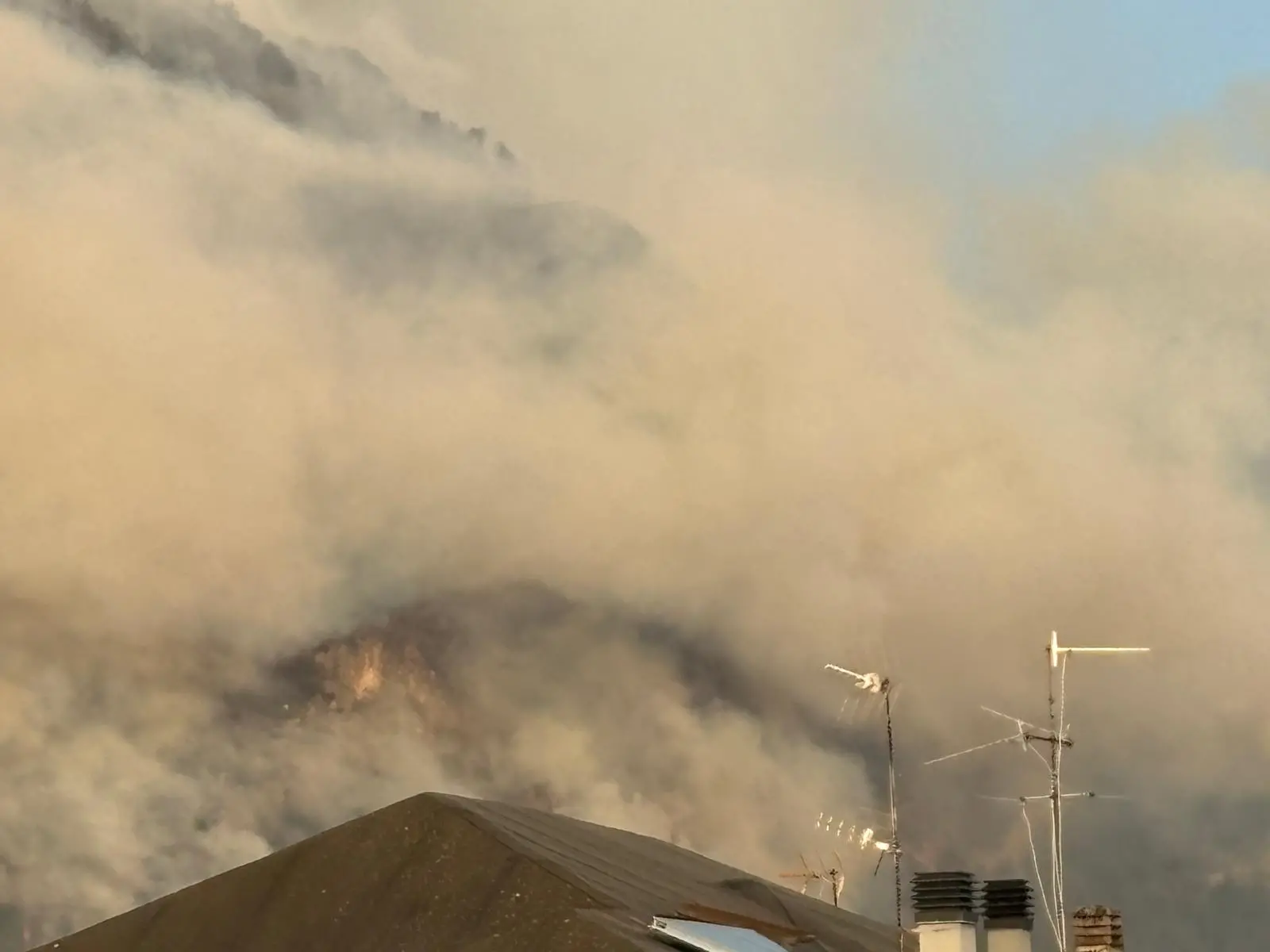 Il fuoco nella notte, il fumo di giorno. L’Amariana e l’Amarianute continuano a bruciare mentre Vigili del fuoco, Protezione civile, volontari e mezzi aerei lavorano senza sosta per contenere gli incendi. Le immagini che ci stanno arrivando in redazione, sono centinaia quelle dei lettori, raccontano ore difficili per la Carnia: boschi in fiamme, versanti coperti dal fumo e lo sguardo di chi, da valle, continua a seguire l’avanzata del fuoco.
