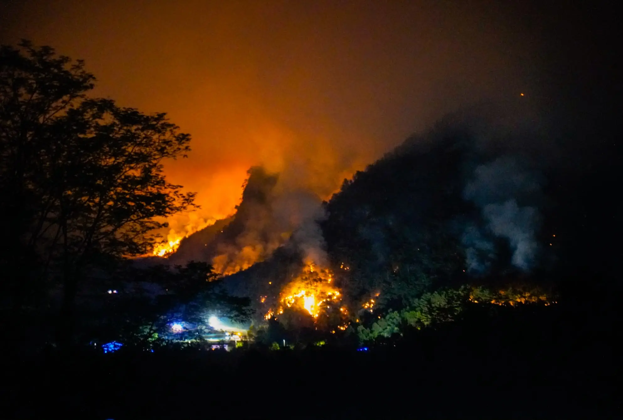 Il fuoco nella notte, il fumo di giorno. L’Amariana e l’Amarianute continuano a bruciare mentre Vigili del fuoco, Protezione civile, volontari e mezzi aerei lavorano senza sosta per contenere gli incendi. Le immagini che ci stanno arrivando in redazione, sono centinaia quelle dei lettori, raccontano ore difficili per la Carnia: boschi in fiamme, versanti coperti dal fumo e lo sguardo di chi, da valle, continua a seguire l’avanzata del fuoco.