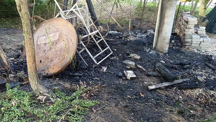 Il punto ristoro dato alle fiamme