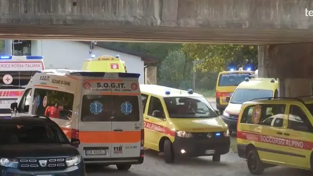 L’arrivo dei soccorsi a Cavazzo Carnico in una immagine concessa da Telefriuli