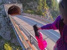 Il base jumper mentre si lancia dal ponte affacciato sui Serrai di Sottoguda