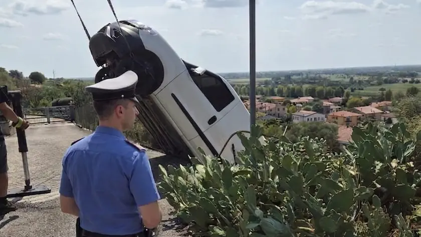 Il furgone finito fuori strada