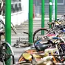 Biciclette in sosta nel piazzale vicino alla stazione ferroviaria