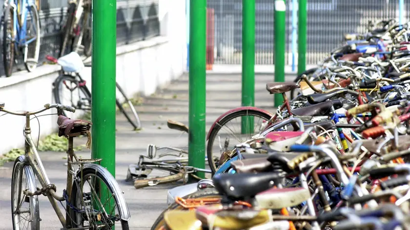 Biciclette in sosta nel piazzale vicino alla stazione ferroviaria