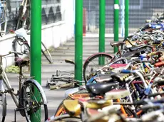 Biciclette in sosta nel piazzale vicino alla stazione ferroviaria