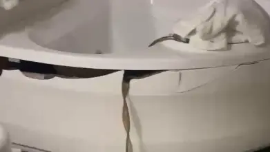 La vasca da bagno devastata