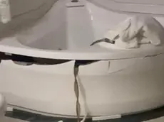 La vasca da bagno devastata