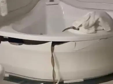 La vasca da bagno devastata