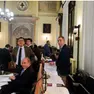 Una foto d’archivio con Sergio Giordani (in piedi) e Ubaldo Lonardi (seduto) in consiglio comunale
