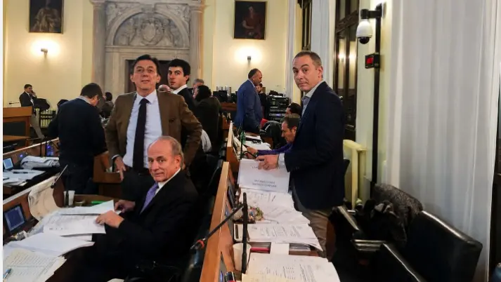 Una foto d’archivio con Sergio Giordani (in piedi) e Ubaldo Lonardi (seduto) in consiglio comunale