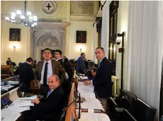 Una foto d’archivio con Sergio Giordani (in piedi) e Ubaldo Lonardi (seduto) in consiglio comunale